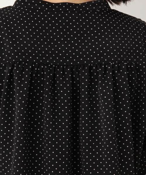 A part by（アパートバイ）の「Vサテンスキッパーブラウス 768816 （シャツ/ブラウス・レディース・オフホワイト/ブラック系その他/グリーン系その他/ネイビー・LARGE/MEDIUM）」の14枚目の写真