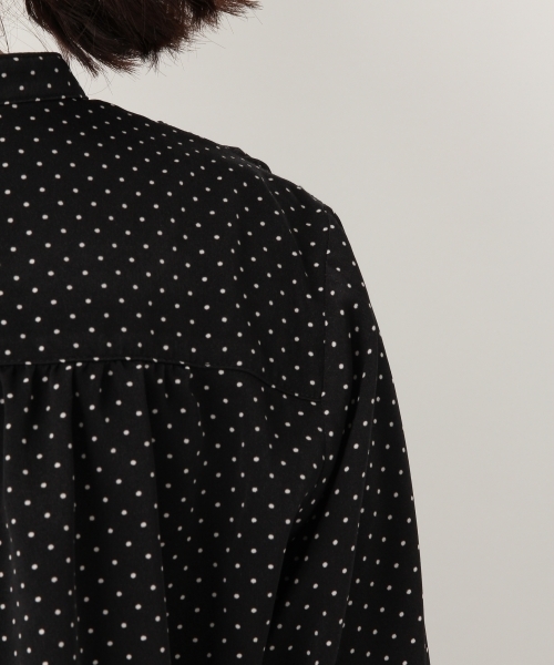 A part by（アパートバイ）の「Vサテンスキッパーブラウス 768816 （シャツ/ブラウス・レディース・オフホワイト/ブラック系その他/グリーン系その他/ネイビー・LARGE/MEDIUM）」の10枚目の写真