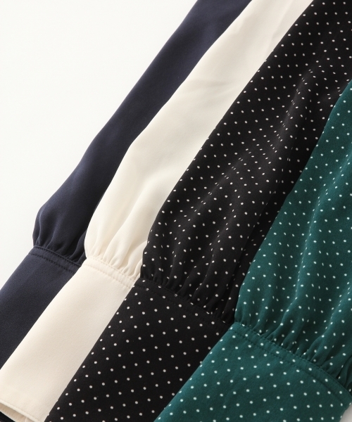 A part by（アパートバイ）の「Vサテンスキッパーブラウス 768816 （シャツ/ブラウス・レディース・オフホワイト/ブラック系その他/グリーン系その他/ネイビー・LARGE/MEDIUM）」の8枚目の写真