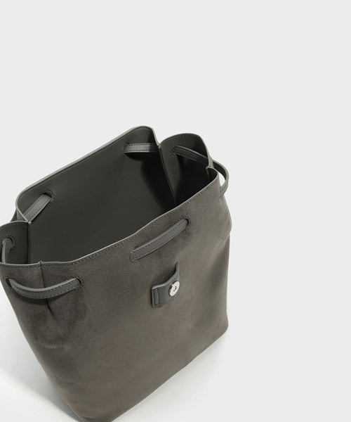 CHARLES & KEITH（チャールズ & キース）の「フロントフラップショルダーバッグ / FRONT FLAP SHOULDER BAG（ショルダーバッグ・レディース・クリアレッド/グレー/ブラック・XL）」の10枚目の写真