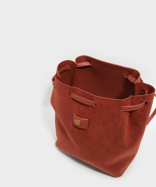 CHARLES & KEITH（チャールズ & キース）の「フロントフラップショルダーバッグ / FRONT FLAP SHOULDER BAG（ショルダーバッグ・レディース・クリアレッド/グレー/ブラック・XL）」の5枚目の写真