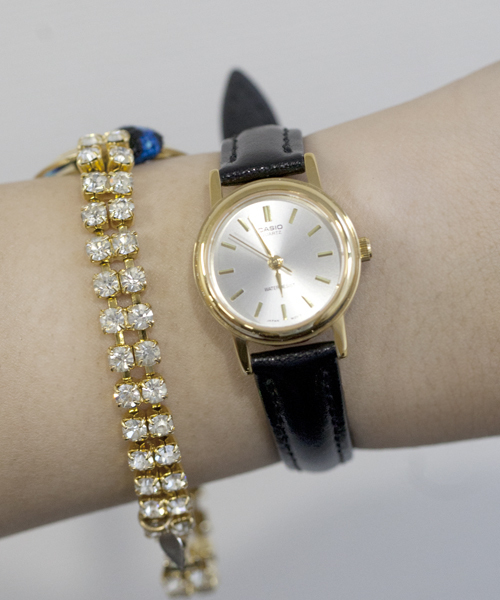 NANO universe（ナノユニバース）の「CASIO クラシックアナログウォッチ-S（アナログ腕時計・レディース・ブラック/ホワイト/ゴールド・FREE）」の2枚目の写真