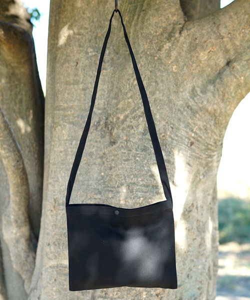 United Athle（ユナイテッドアスレ）の「レギュラー キャンバス サコッシュ 146101（ショルダーバッグ・メンズ・レッド/ナチュラル/ブラック/ネイビー/グレー・FREE）」の2枚目の写真