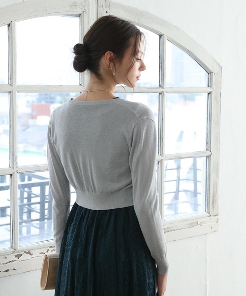 Luxe brille（リュクスブリエ）の「ラメ混レーヨンニット　クルーネック　カーディガン（カーディガン/ボレロ・レディース・ブラック/シルバー/ベージュ・38）」の8枚目の写真