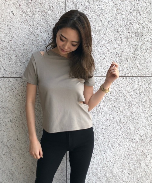 ENVYM（アンビー）の「カッテイングアシメＴシャツ（Tシャツ/カットソー・レディース・ベージュ/ブラック/ホワイト/カーキ・FREE）」の4枚目の写真