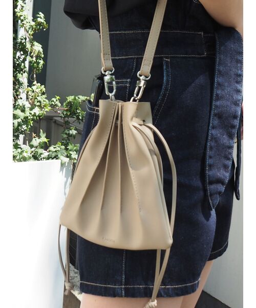 EMODA(エモダ)の「UNEVENコンパクトバッグ(ショルダーバッグ・レディース・ホワイト/ベージュ/ブラック/オレンジ・FREE)」の4枚目の写真