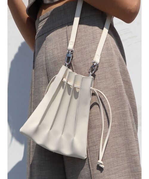 EMODA(エモダ)の「UNEVENコンパクトバッグ(ショルダーバッグ・レディース・ホワイト/ベージュ/ブラック/オレンジ・FREE)」の2枚目の写真