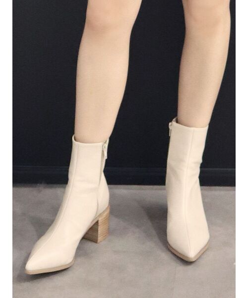 EMODA(エモダ)の「ポインテッドトゥブーツ(ブーツ・レディース・ブラック/ベージュ・SMALL/MEDIUM/LARGE)」の2枚目の写真