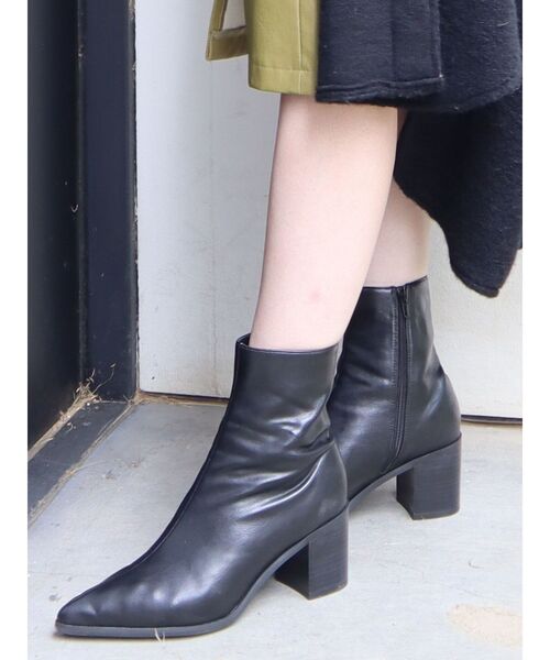 EMODA(エモダ)の「ポインテッドトゥブーツ(ブーツ・レディース・ブラック/ベージュ・SMALL/MEDIUM/LARGE)」の1枚目の写真