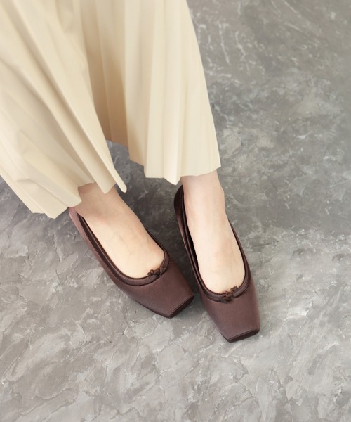 グロッシーサテンのスクエアトゥバレエシューズパンプス（バレエ