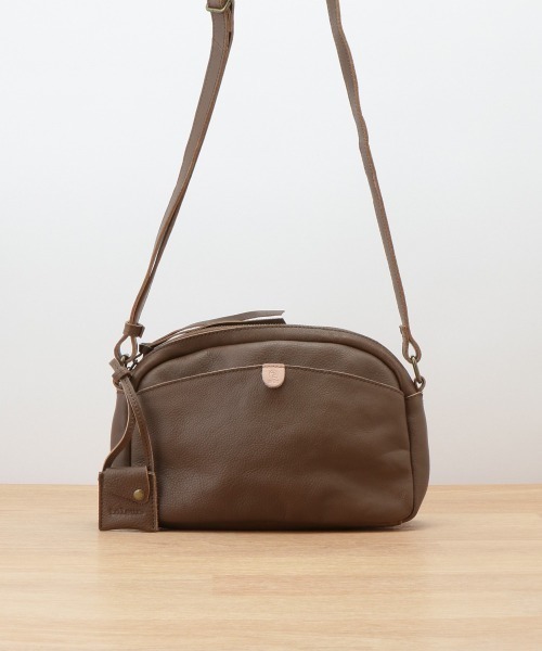 toleur（トーラ）の「【toleur】カウレザーミニショルダーバッグ 本革 牛革 11882（ショルダーバッグ・レディース・ブラック/カーキブラウン/キャメル/レッド/カーキ/ピンクベージュ/グリーン/グレイッシュベージュ・FREE）」の2枚目の写真