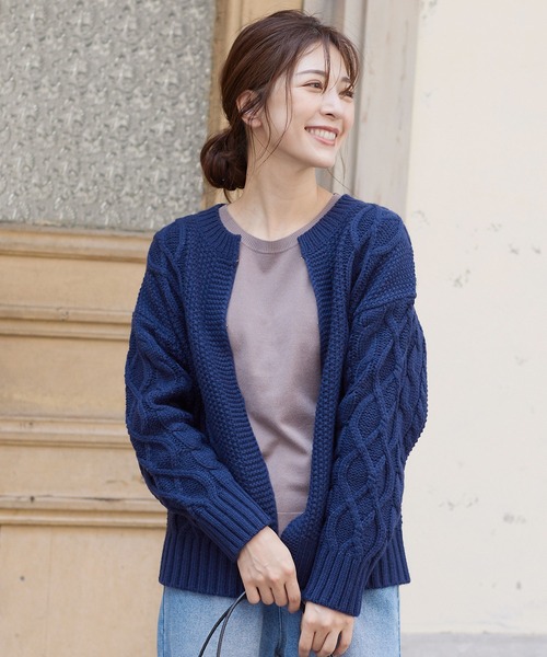 KOBE LETTUCE(コウベレタス)の「インドネシアクルーネックケーブルニットカーディガン(カーディガン/ボレロ・レディース・ベージュ系その他/ネイビー/ブラック・FREE)」の1枚目の写真