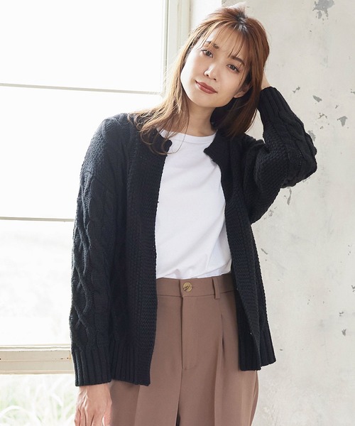 KOBE LETTUCE(コウベレタス)の「インドネシアクルーネックケーブルニットカーディガン(カーディガン/ボレロ・レディース・ベージュ系その他/ネイビー/ブラック・FREE)」の2枚目の写真