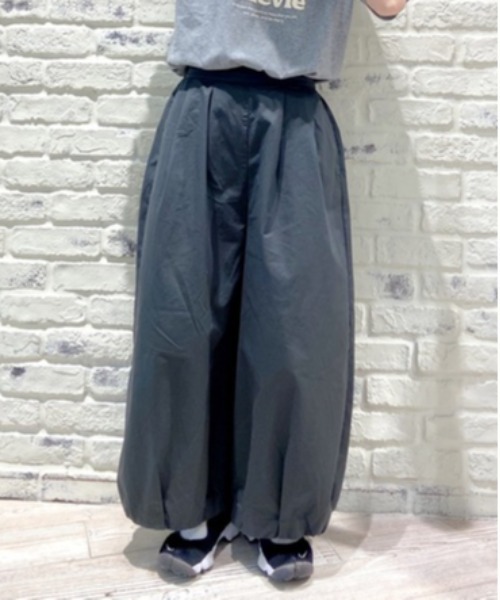 Samansa Mos2（サマンサ モスモス）の「バルーンチノパンツ（チノパンツ・レディース・ダークブラウン/ベージュ/チャコール・ﾌﾘ-）」の2枚目の写真