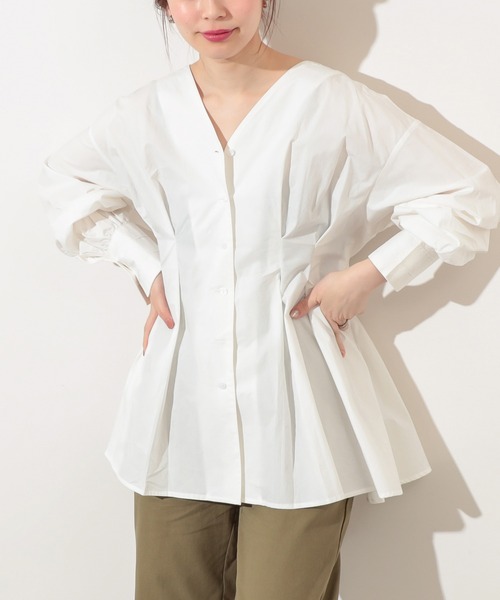 natural couture(ナチュラルクチュール)の「【WEB限定カラー有り】おしゃれタック2WAY大人ブラウス(シャツ/ブラウス・レディース・オフホワイト/ブラック/ベージュ/ラベンダー・FREE)」の1枚目の写真