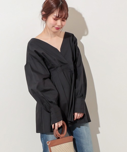 natural couture(ナチュラルクチュール)の「【WEB限定カラー有り】おしゃれタック2WAY大人ブラウス(シャツ/ブラウス・レディース・オフホワイト/ブラック/ベージュ/ラベンダー・FREE)」の2枚目の写真