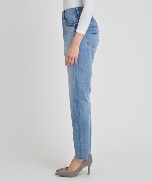 YANUK（ヤヌーク）の「【YANUK/ヤヌーク】ハイウエスト スリムテーパード デニムパンツ RUTH (ルース)（デニムパンツ・レディース・サックスブルー・22inch/21inch/23inch/26inch/27inch/24inch/25inch）」の2枚目の写真