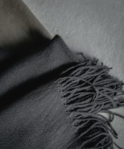 nowm(ノウム)の「【nowm】LONG MUFFLER / 大判マフラー(マフラー・メンズ・ブラック系その他/ブラウン系その他/グレイッシュベージュ・FREE)」の7枚目の写真