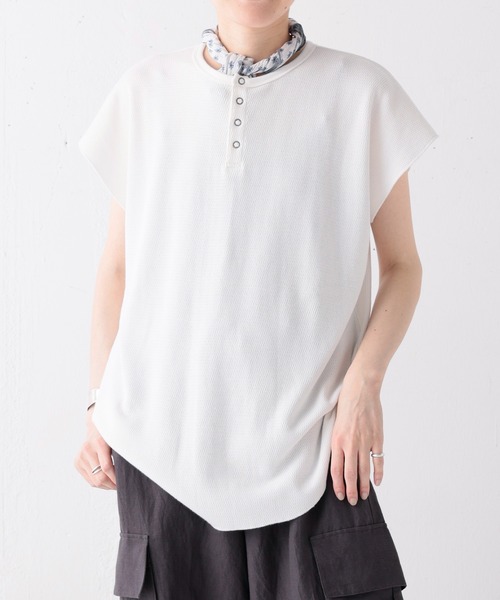 ARCH & LINE(アーチアンドライン)の「オーガニックコットン ワッフルノースリーブTシャツ OG HONEYCOMB TANKTOP(Tシャツ/カットソー・レディース・チャコールグレー/オフホワイト/ライム/ラベンダー・1/2)」の1枚目の写真