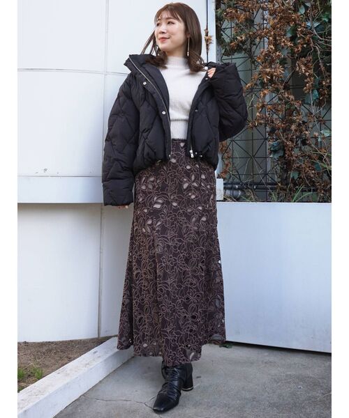 MERCURYDUO（マーキュリーデュオ）の「カットワーク刺繍フレアロングスカート（スカート・レディース・ライトグレー/ブラウン・SMALL/MEDIUM）」の4枚目の写真