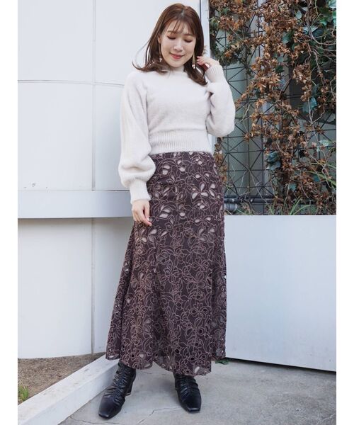 MERCURYDUO（マーキュリーデュオ）の「カットワーク刺繍フレアロングスカート（スカート・レディース・ライトグレー/ブラウン・SMALL/MEDIUM）」の3枚目の写真