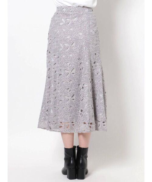 MERCURYDUO（マーキュリーデュオ）の「カットワーク刺繍フレアロングスカート（スカート・レディース・ライトグレー/ブラウン・SMALL/MEDIUM）」の11枚目の写真