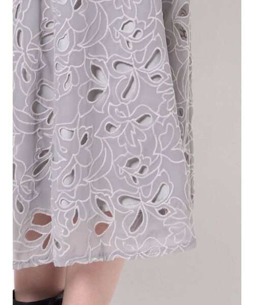 MERCURYDUO（マーキュリーデュオ）の「カットワーク刺繍フレアロングスカート（スカート・レディース・ライトグレー/ブラウン・SMALL/MEDIUM）」の8枚目の写真