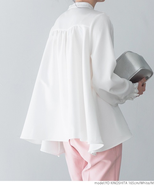 coca(coca)(コカ)の「バックギャザーAラインブラウス(シャツ/ブラウス・レディース・ホワイト/ネイビー・M/L)」の5枚目の写真