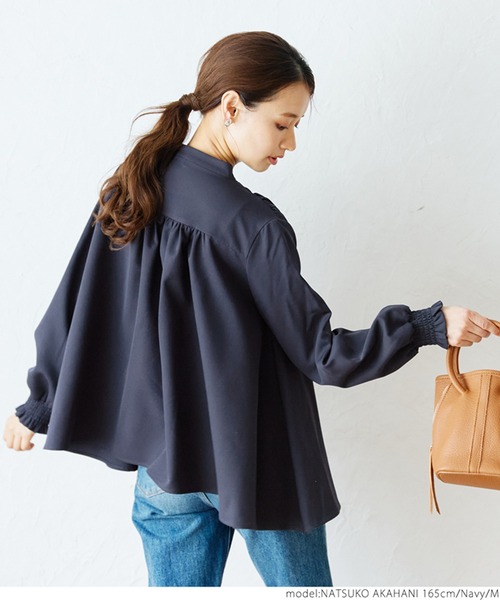 coca(coca)(コカ)の「バックギャザーAラインブラウス(シャツ/ブラウス・レディース・ホワイト/ネイビー・M/L)」の11枚目の写真