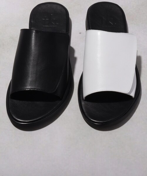 tk.TAKEO KIKUCHI（ティーケータケオキクチ）の「◆【WEB限定】FLワンベルトサンダル（サンダル・メンズ・ホワイト/ブラック・65/75）」の16枚目の写真