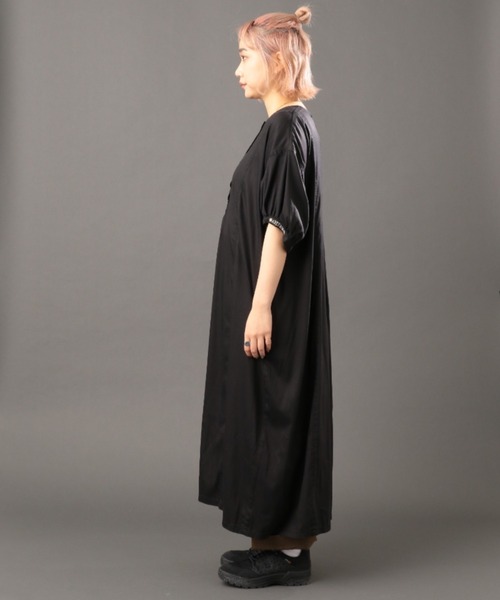 AVIREX(アヴィレックス)の「【直営店限定】VOLUME SLEEVE TENCEL ONEPIECE/ ボリュームスリーブテンセルワンピース(ワンピース・レディース・ブラック/アイボリー・FREE)」の5枚目の写真