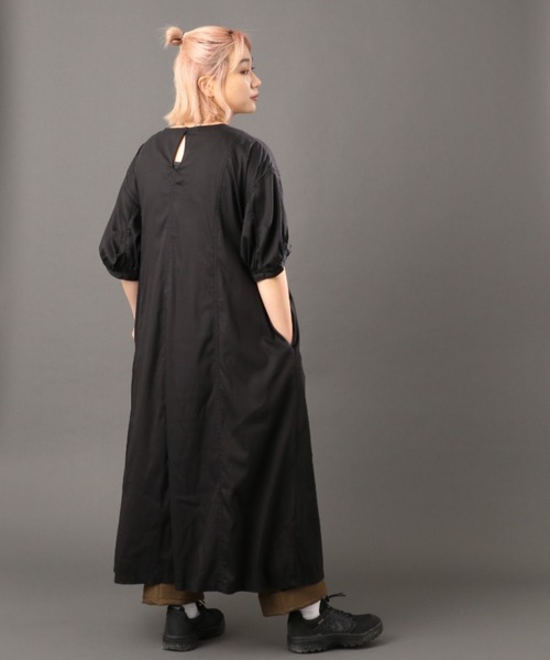 AVIREX(アヴィレックス)の「【直営店限定】VOLUME SLEEVE TENCEL ONEPIECE/ ボリュームスリーブテンセルワンピース(ワンピース・レディース・ブラック/アイボリー・FREE)」の4枚目の写真