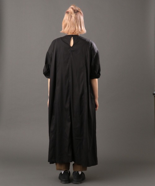AVIREX(アヴィレックス)の「【直営店限定】VOLUME SLEEVE TENCEL ONEPIECE/ ボリュームスリーブテンセルワンピース(ワンピース・レディース・ブラック/アイボリー・FREE)」の6枚目の写真
