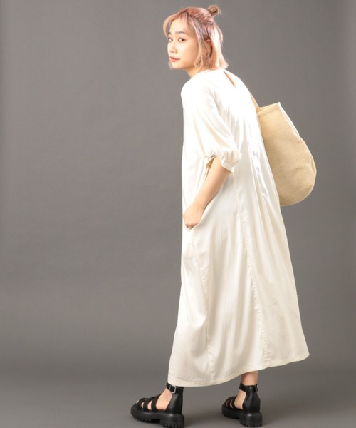 AVIREX(アヴィレックス)の「【直営店限定】VOLUME SLEEVE TENCEL ONEPIECE/ ボリュームスリーブテンセルワンピース(ワンピース・レディース・ブラック/アイボリー・FREE)」の15枚目の写真