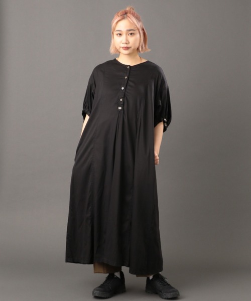 AVIREX(アヴィレックス)の「【直営店限定】VOLUME SLEEVE TENCEL ONEPIECE/ ボリュームスリーブテンセルワンピース(ワンピース・レディース・ブラック/アイボリー・FREE)」の20枚目の写真