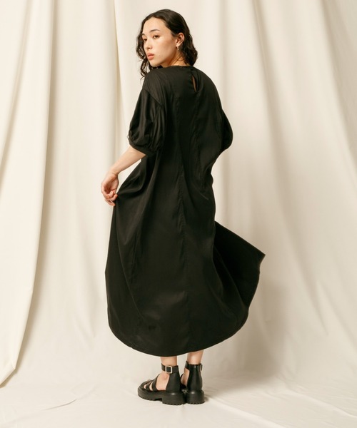 AVIREX(アヴィレックス)の「【直営店限定】VOLUME SLEEVE TENCEL ONEPIECE/ ボリュームスリーブテンセルワンピース(ワンピース・レディース・ブラック/アイボリー・FREE)」の18枚目の写真