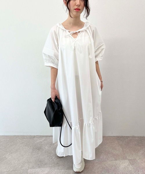 toucher du brise(トゥシェドブリーズ)の「ボリュームスリーブ リラクシー ワンピース(ワンピース・レディース・ブルー/オフホワイト/ブラック・M)」の2枚目の写真