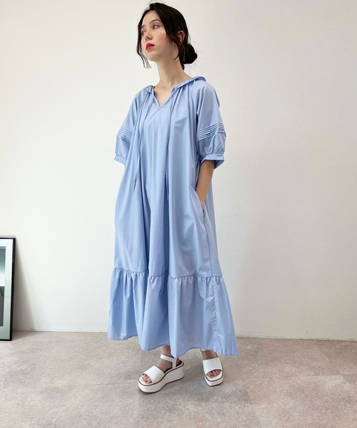 toucher du brise(トゥシェドブリーズ)の「ボリュームスリーブ リラクシー ワンピース(ワンピース・レディース・ブルー/オフホワイト/ブラック・M)」の1枚目の写真