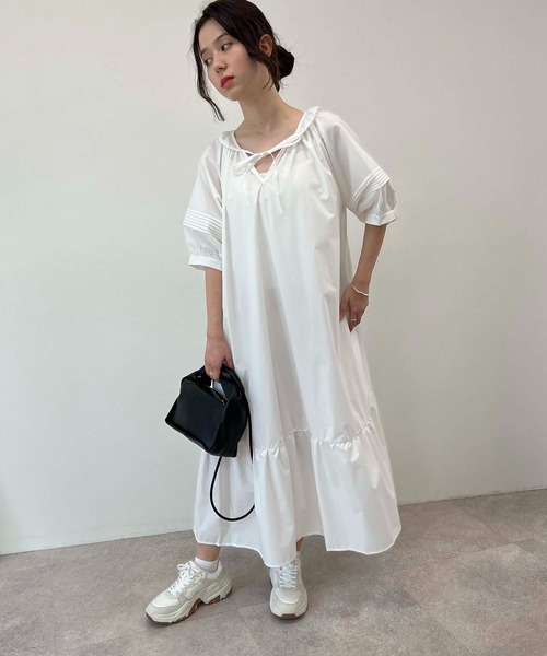 toucher du brise(トゥシェドブリーズ)の「ボリュームスリーブ リラクシー ワンピース(ワンピース・レディース・ブルー/オフホワイト/ブラック・M)」の8枚目の写真