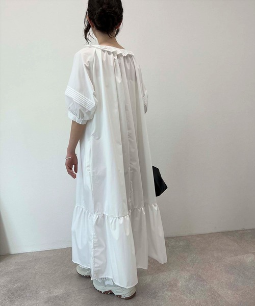 toucher du brise(トゥシェドブリーズ)の「ボリュームスリーブ リラクシー ワンピース(ワンピース・レディース・ブルー/オフホワイト/ブラック・M)」の17枚目の写真