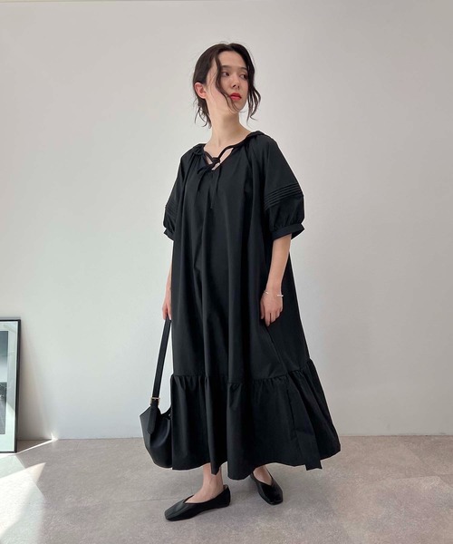 toucher du brise(トゥシェドブリーズ)の「ボリュームスリーブ リラクシー ワンピース(ワンピース・レディース・ブルー/オフホワイト/ブラック・M)」の13枚目の写真