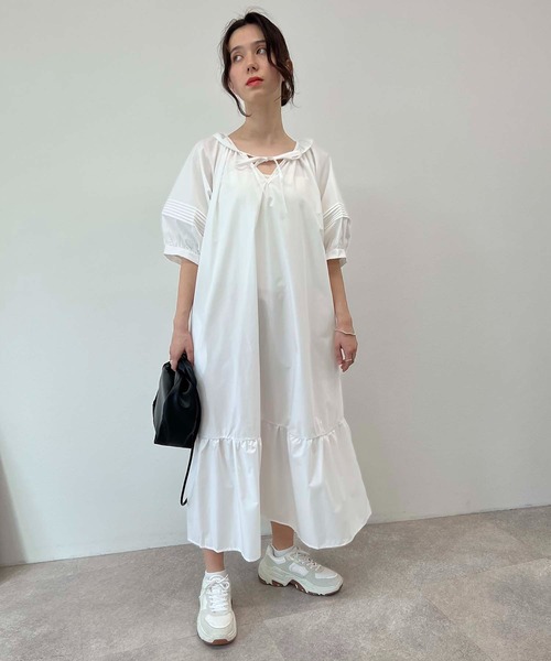 toucher du brise(トゥシェドブリーズ)の「ボリュームスリーブ リラクシー ワンピース(ワンピース・レディース・ブルー/オフホワイト/ブラック・M)」の15枚目の写真