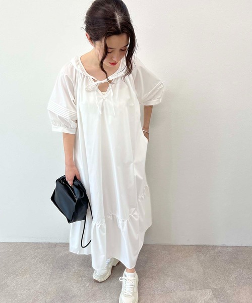 toucher du brise(トゥシェドブリーズ)の「ボリュームスリーブ リラクシー ワンピース(ワンピース・レディース・ブルー/オフホワイト/ブラック・M)」の4枚目の写真