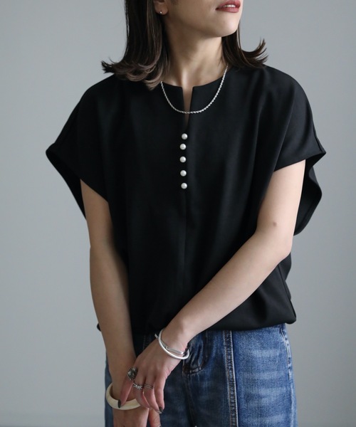 ap retro(アプレトロ)の「パール釦カットソー(Tシャツ/カットソー・レディース・ブラック/グレイッシュベージュ/アイボリー・FREE)」の7枚目の写真