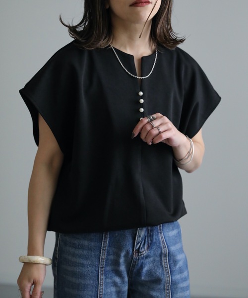 ap retro(アプレトロ)の「パール釦カットソー(Tシャツ/カットソー・レディース・ブラック/グレイッシュベージュ/アイボリー・FREE)」の5枚目の写真