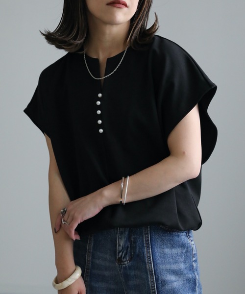 ap retro(アプレトロ)の「パール釦カットソー(Tシャツ/カットソー・レディース・ブラック/グレイッシュベージュ/アイボリー・FREE)」の6枚目の写真