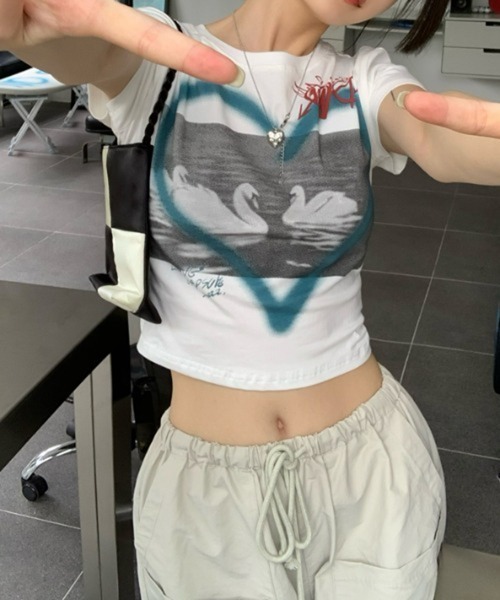 by muni:r(バイ ムニール)の「ストリートハートプリントクロップドTシャツ(Tシャツ/カットソー・レディース・ホワイト/ブルー・FREE)」の5枚目の写真