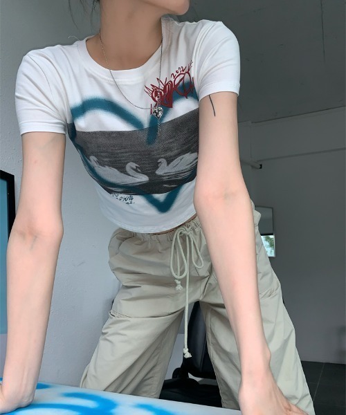by muni:r(バイ ムニール)の「ストリートハートプリントクロップドTシャツ(Tシャツ/カットソー・レディース・ホワイト/ブルー・FREE)」の6枚目の写真
