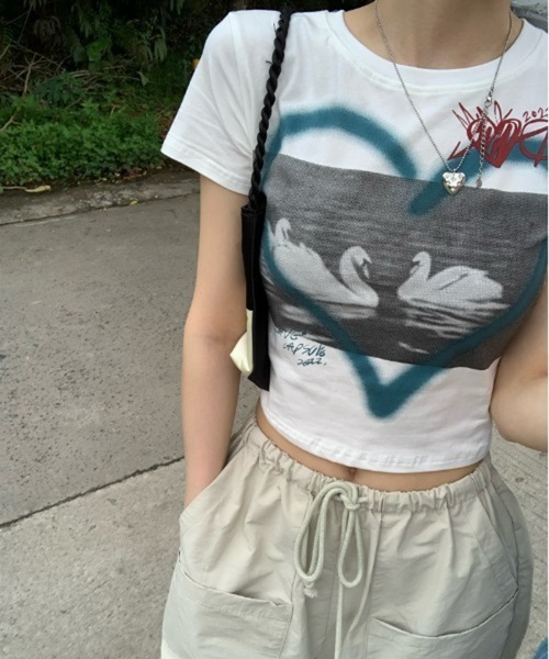 by muni:r(バイ ムニール)の「ストリートハートプリントクロップドTシャツ(Tシャツ/カットソー・レディース・ホワイト/ブルー・FREE)」の7枚目の写真
