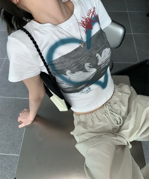 by muni:r(バイ ムニール)の「ストリートハートプリントクロップドTシャツ(Tシャツ/カットソー・レディース・ホワイト/ブルー・FREE)」の12枚目の写真
